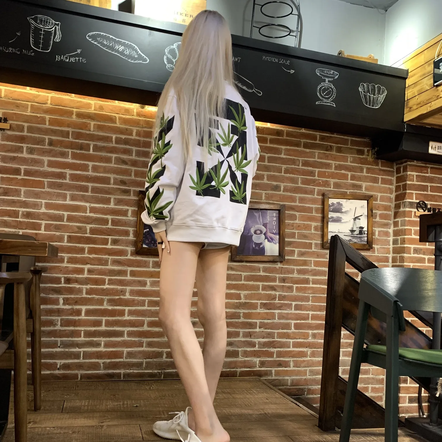 ♻️💯Refer to the model picture for the upper body❤️[New style] 22SS top version OFFWHITE OW lucky leaf embroidery print men and women couples the same trendy brand pure cotton loose autumn and winter round neck sweatshirt. This year's environmentally friendly series is indeed a bit interesting, all centered around plants. The combination of lucky leaves and arrows has a slightly fresh and artistic style. The front panel printing uses Tajima embroidery printing and superimposed embroidery technology, with a yellow background, a second layer of blue, and the last layer is purple OFF. The embroidery is raised and has a tactile feel. The arrows on the back are made using imported glue technology and then put on the embroidery machine. The printing is realistic and full. Ye Jing's expression is very obvious. Customized three-label auxiliary materials to perfectly restore ZP.  Color: black and white Size: XS-L P:410